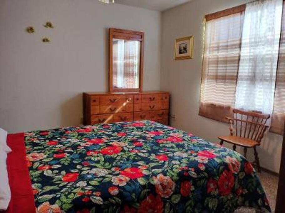 Golden Sunflower'S Apt B Лоутън Екстериор снимка