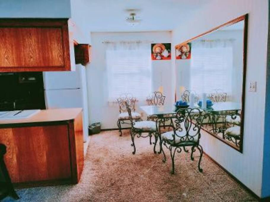 Golden Sunflower'S Apt B Лоутън Екстериор снимка