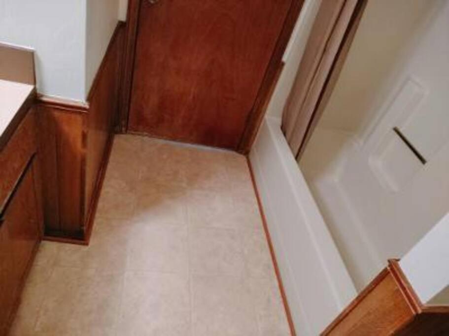 Golden Sunflower'S Apt B Лоутън Екстериор снимка